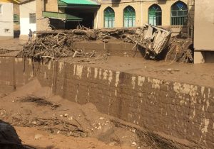 خسارات شب گذشته سیل در رودخانه سیاه‌رود رودهن/ ۱۵ خودرو آسیب دیدند+ تصاویر