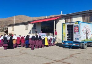 زنگ کتاب در مدارس دماوند نواخته شد/ دانش‌آموزان آرویی از کتابخانه سیار بازدید کردند+ تصاویر