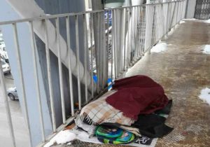 مرگ یک کارتن خواب روی پل هوایی دماوند در سرمای زمستان