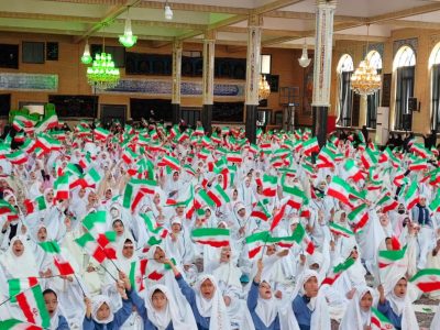 روایتی جالب از جشن فرشته‌ها در دماوند/ ۹۰۰ دانش‌آموز نخستین نماز جماعت خود را اقامه کردند+ فیلم و عکس