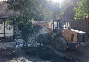 تخریب یک دیوار سنگی و رفع تصرف ۱۰۰۰ مترمربع از اراضی مسیل عالیه دره+ تصاویر