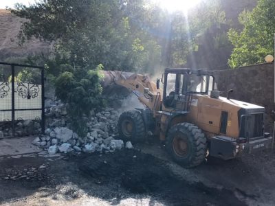 تخریب یک دیوار سنگی و رفع تصرف ۱۰۰۰ مترمربع از اراضی مسیل عالیه دره+ تصاویر