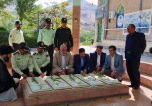 عطرافشانی و گلباران گلزار مطهر شهدای گمنام مسجد جامع دماوند به مناسبت هفته دفاع مقدس + تصاویر