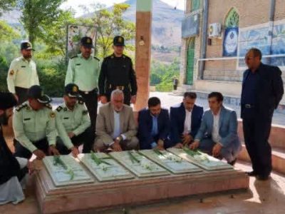 عطرافشانی و گلباران گلزار مطهر شهدای گمنام مسجد جامع دماوند به مناسبت هفته دفاع مقدس + تصاویر