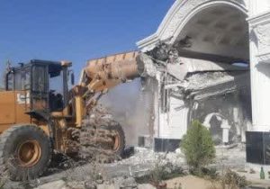 تخریب سردرب لوکس و لاکچری غیرمجاز در حریم شهر دماوند+تصاویر