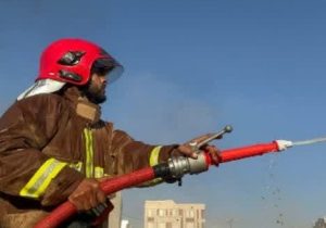 برگزاری مانور اطفای حریق آتش‌نشانی در منطقه ۳ عملیاتی گیلاوند+تصاویر