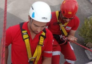 برگزاری مانور صعود، فرود و نجات در ارتفاع در مدرسه دخترانه حضرت زهرا (س) روستای وادان+ تصاویر