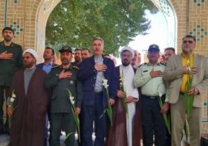 عطرافشانی و گلباران گلزار مطهر شهدای محله درویش شهر دماوند+تصاویر