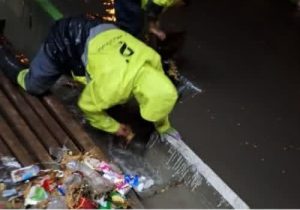 تلاش شبانه نیروهای خدوم خدمات شهری جهت جلوگیری از آب‌گرفتگی در شهر دماوند+تصاویر