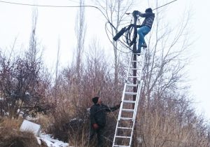 رفع خرابی فیبر نوری در محدوده روستاهای دلیچایی توسط پرسنل اداره مخابرات دماوند