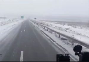 در پی بارش برف راهداران در سطح محورهای شهرستان دماوند درحالت آماده باش هستند