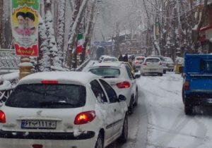بارش برف در محورهای هراز و فیروزکوه/ جاده‌های دماوند لغزنده است