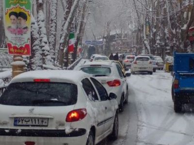 بارش برف در محورهای هراز و فیروزکوه/ جادههای دماوند لغزنده است
