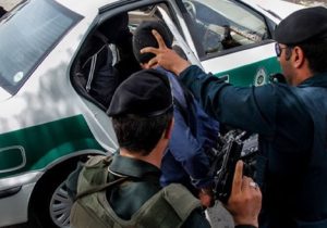 شلیک پلیس، پایان فرار خرده فروش مواد مخدر در منطقه گیلاوند/ ۲۴ پک موادمخدر از نوع شیشه و هروئین از خودرو پژو ۴۰۵ کشف و ضبط شد