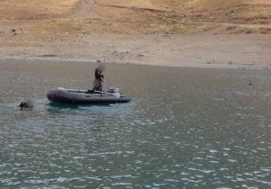 سومین روز عملیات جست‌وجوی پیکر شناگر غرق شده در دریاچه تار/ ۴۲ هکتار دریاچه با عمق ۵۰ متر در حال بررسی است