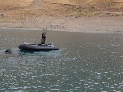 سومین روز عملیات جستوجوی پیکر شناگر غرق شده در دریاچه تار/ ۴۲ هکتار دریاچه با عمق ۵۰ متر در حال بررسی است