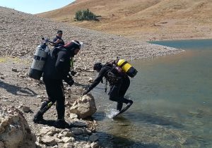 فیلم| لحظه پیدا شدن پیکر جوان غرق شده در دریاچه تار دماوند
