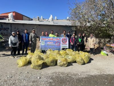 گروه رفتگران طبیعت زباله‌های جاده صالح‌آباد دماوند پاکسازی کردند