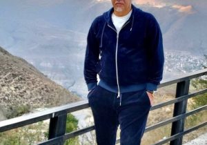 عکس یادگاری علی دایی با قله دماوند