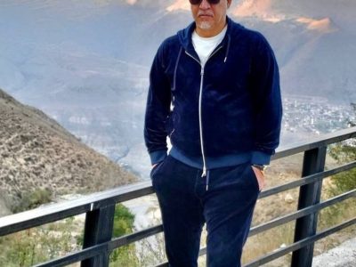 عکس یادگاری علی دایی با قله دماوند