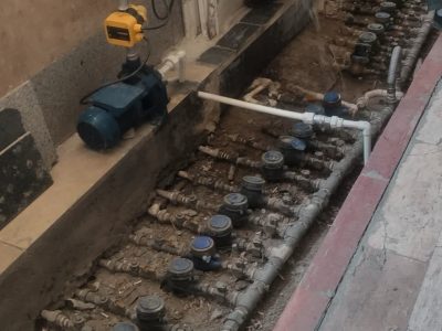 بررسی میدانی وضعیت آب شرب در منطقه مهک دماوند/ نصب پمپ قبل از مخزن ذخیره آب تخلف است