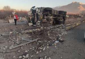 برخورد خودرو با پایه ۱۴ متری برق در شهر آبسرد/ تلاش جهادی برای پایداری شبکه برق منطقه