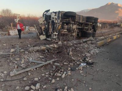برخورد خودرو با پایه ۱۴ متری برق در شهر آبسرد/ تلاش جهادی برای پایداری شبکه برق منطقه