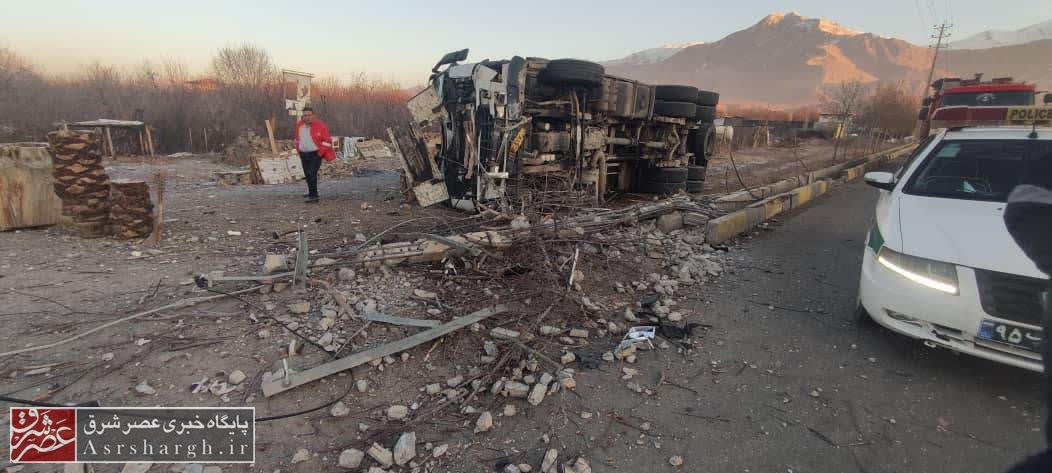 برخورد خودرو با پایه ۱۴ متری برق در شهر آبسرد/ تلاش جهادی برای پایداری شبکه برق منطقه