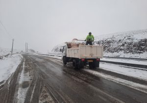 تشریح اقدامات شهرداری دماوند در فصل برف و سرما/ از توزیع بیش از ۴ هزار کیسه نمک تا فعالیت شبانه‌روزی ماشین‌آلات و نیروی انسانی