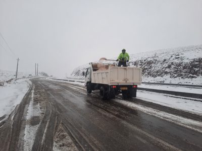 تشریح اقدامات شهرداری دماوند در فصل برف و سرما/ از توزیع بیش از ۴ هزار کیسه نمک تا فعالیت شبانهروزی ماشینآلات و نیروی انسانی