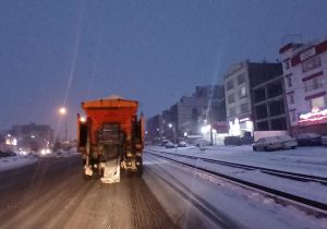 تداوم نمکپاشی مکانیزه در معابر اصلی شهر دماوند