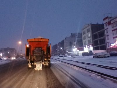 تداوم نمکپاشی مکانیزه در معابر اصلی شهر دماوند